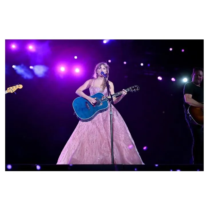 Book - Icons of Style  Taylor Swift: The Story Of A Fashion Legend